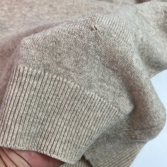 VTG L.L. Bean 100% Lambswool V-Neck Sweater size Medium Beige Made in Scotland - Picture 7 of 13